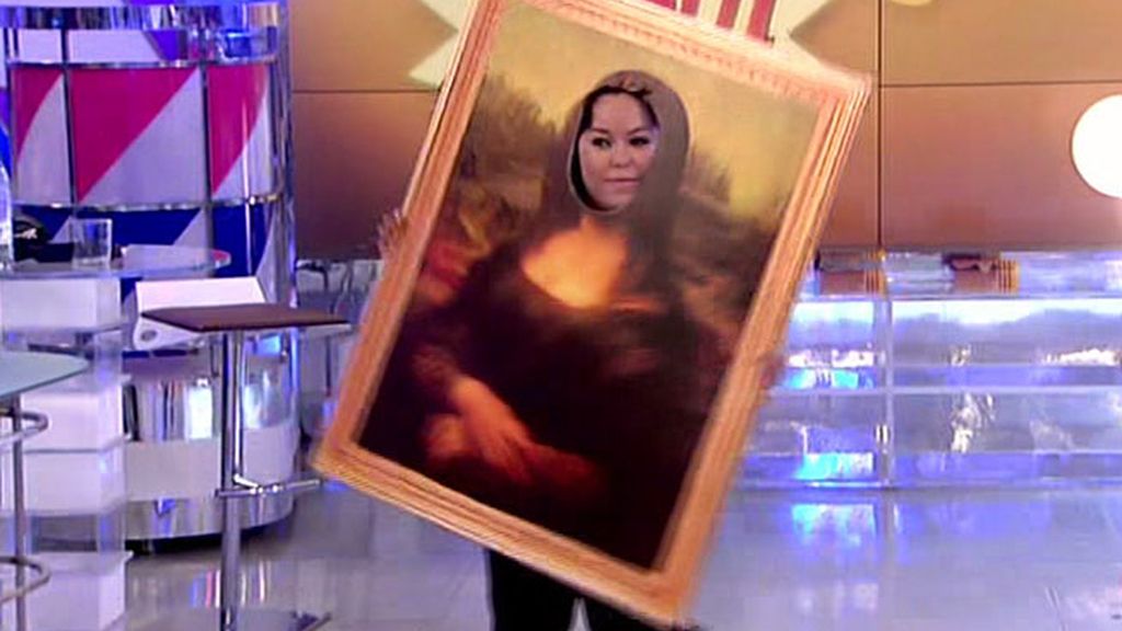 La reportera cambia el rostro de la pintura