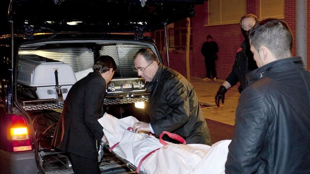 Traslado anoche de los cadáveres de un matrimonio de ancianos hallados muertos en su domicilio de Vitoria. EFE