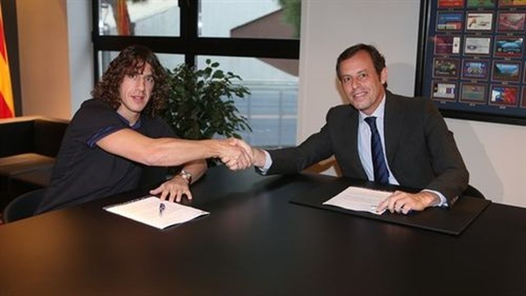 Carles Puyol firma su renovación con el FC Barcelona hasta 2016