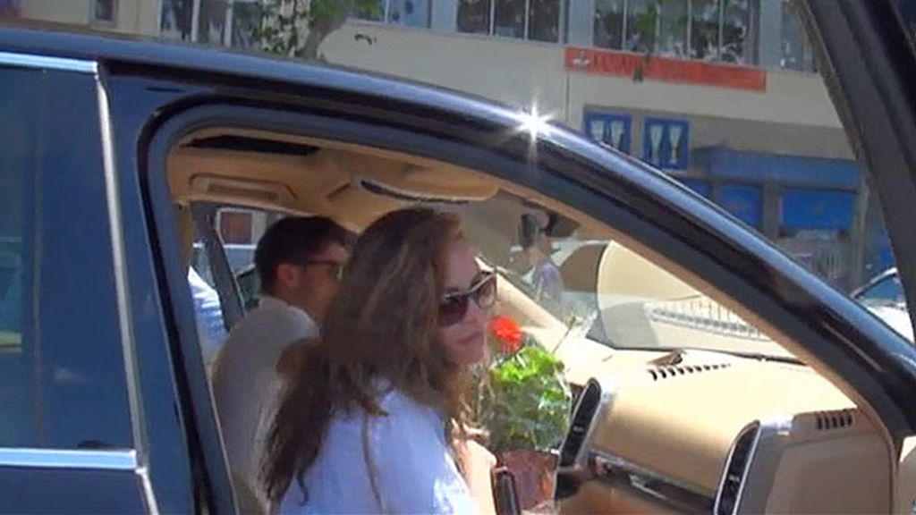 La pareja guarda silencio, pero pasean sonrientes y de la mano