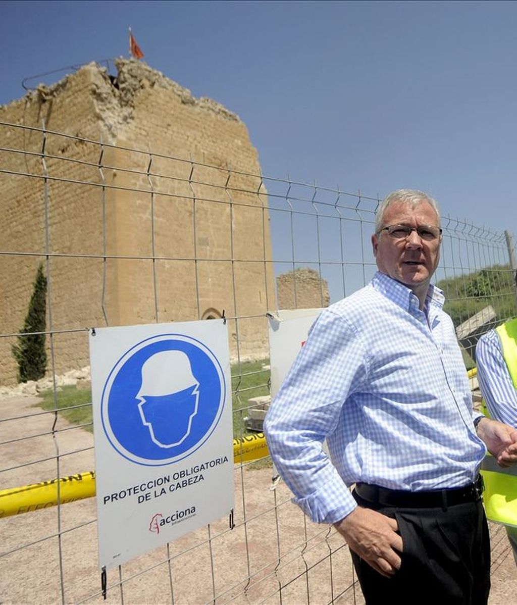 El presidente de la Comunidad Autónoma de Murcia, Ramón Luis Valcárcel, durante la visita que ha realizado al Castillo de Lorca, uno de los edificios emblemáticos que se han visto afectados por el terremoto que sacudió el pasado miércoles esta localidad murciana. EFE El presidente de la Comunidad Autónoma de Murcia, Ramón Luis Valcárcel, durante la visita que ha realizado al Castillo de Lorca, uno de los edificios emblemáticos que se han visto afectados por el terremoto que sacudió el pasado miércoles esta localidad murciana. EFE