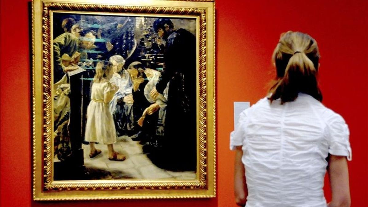 Una mujer observa la pintura "Jesús con 12 años de edad en el templo", obra del pintor alemán Max Liebermann (1847-1935), durante una presentación en la prensa de la exposición, en Bonn, Alemania. EFE