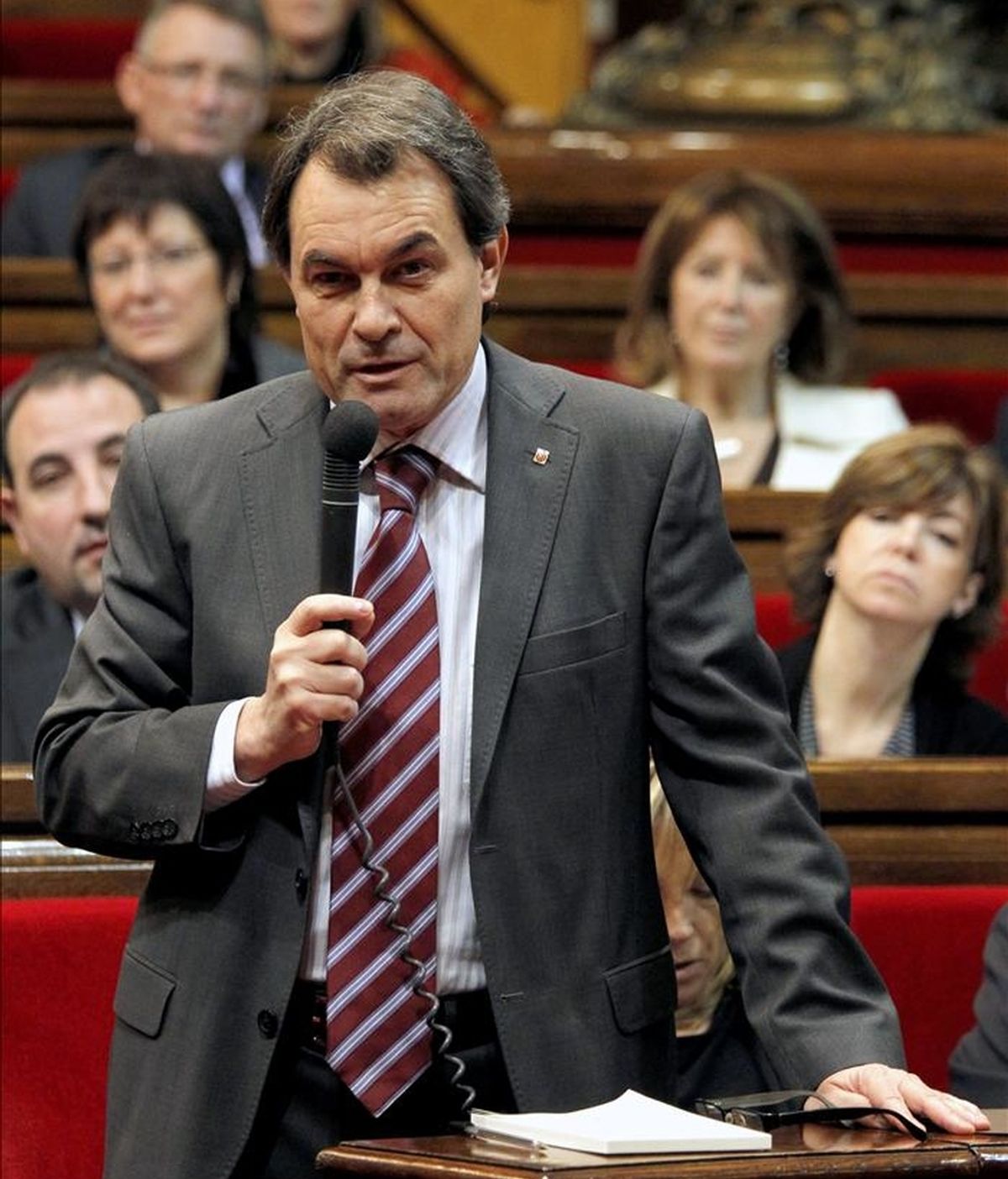 El presidente de la Generalitat, Artur Mas, contesta una de las interpelaciones durante la primera sesión de control en el Parlamento catalán de la legislatura, en un pleno en el que además de las preguntas al ejecutivo catalán, se autorizará al Govern un mayor margen para endeudarse tras la reunión de Mas con José Luis Rodríguez Zapatero. EFE El presidente de la Generalitat, Artur Mas, contesta una de las interpelaciones durante la primera sesión de control en el Parlamento catalán de la legislatura, en un pleno en el que además de las preguntas al ejecutivo catalán, se autorizará al Govern un mayor margen para endeudarse tras la reunión de Mas con José Luis Rodríguez Zapatero. EFE