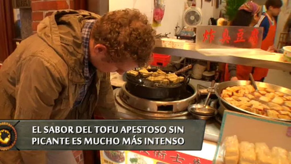 Nuestro reportero prueba el tofu que huele a basura y encanta a los taiwaneses