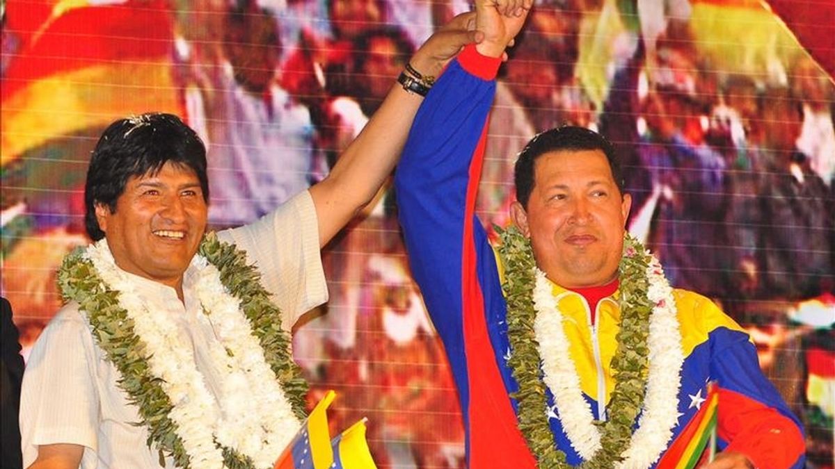 El presidente de Bolivia, Evo Morales (i), y su homólogo de Venezuela, Hugo Chávez (d), saludan a la multitud a su llegada al coliseo de la Coronilla en la ciudad de Cochabamba (Bolivia). EFE
