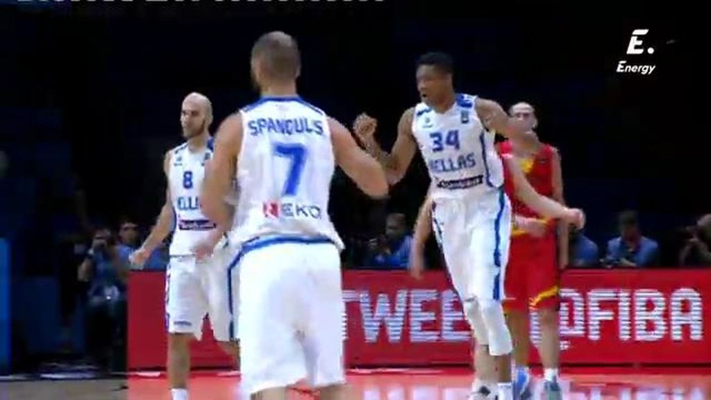 ¡Vaya triple en suspensión de Spanoulis para romper el partido en el tercer cuarto!