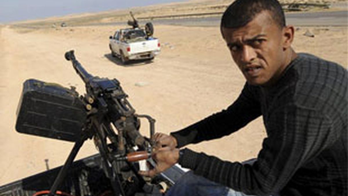 El jefe de las fuerzas rebeldes ha dicho que la inacción de la OTAN está permitiendo el avance de las fuerzas leales al mandatario libio, Muamar Gadafi. FOTO: EFE