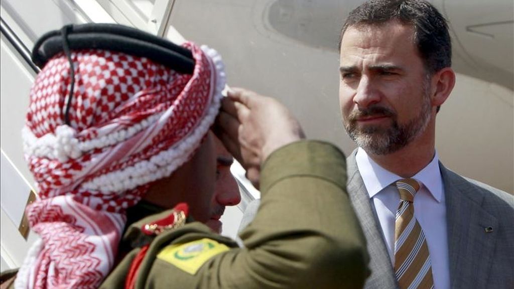 El Príncipe de Asturias, Don Felipe de Borbón, pasa revista a las tropas que le han rendido honores durante su despedida esta mañana en Ammán, al final de su primera visita oficial a Jordania. EFE