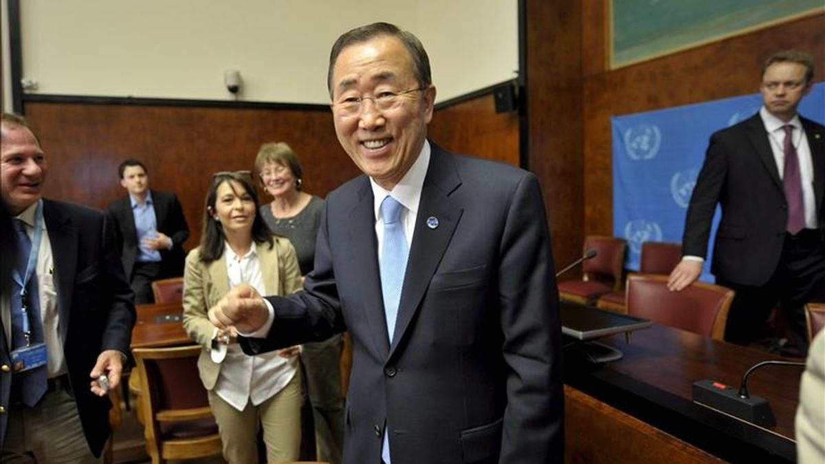 El secretario general de Naciones Unidas, Ban Ki-moon, sonríe tras la rueda de prensa celebrada en la sede europea de la ONU, en Ginebra (Suiza), hoy miércoles 11 de mayo de 2011. EFE