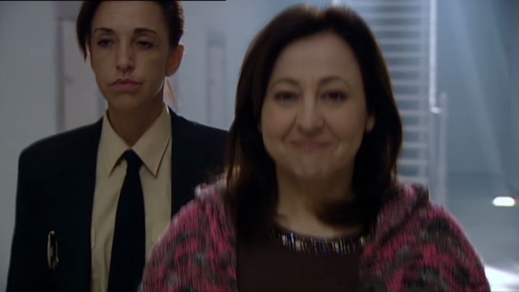 Aída abraza de nuevo a su familia