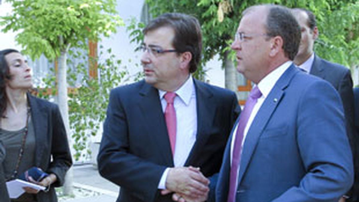 El candidato del PP a la Presidencia de la Junta de Extremadura, José Antonio Monago, junto a Guillermo Fernández Vara. Foto: EFE.