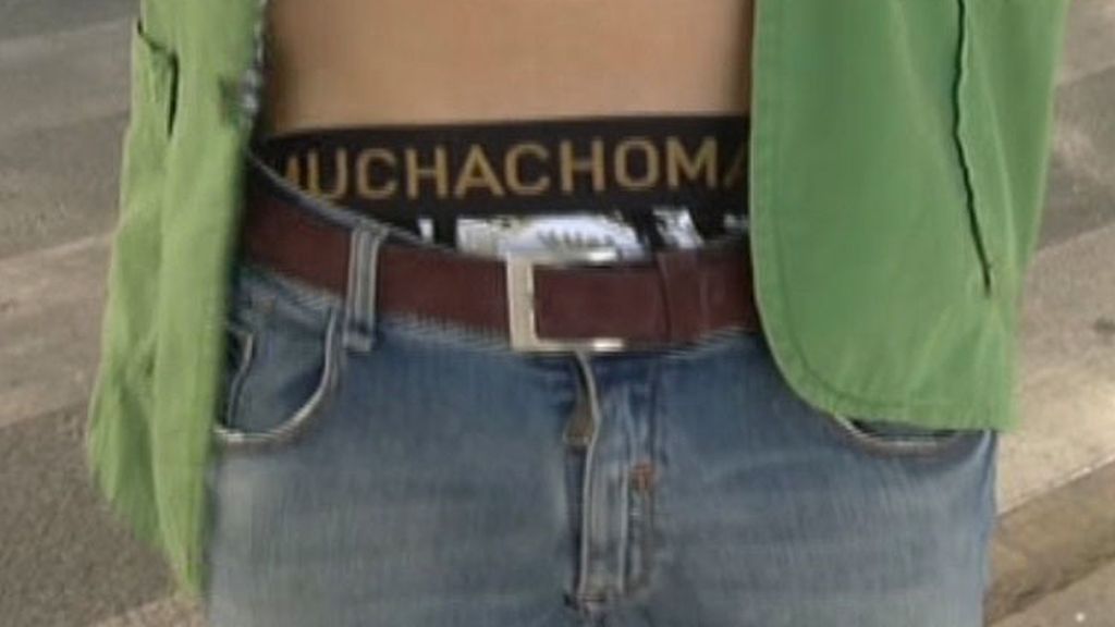 J.J. y José Antonio enseñan los calzoncillos