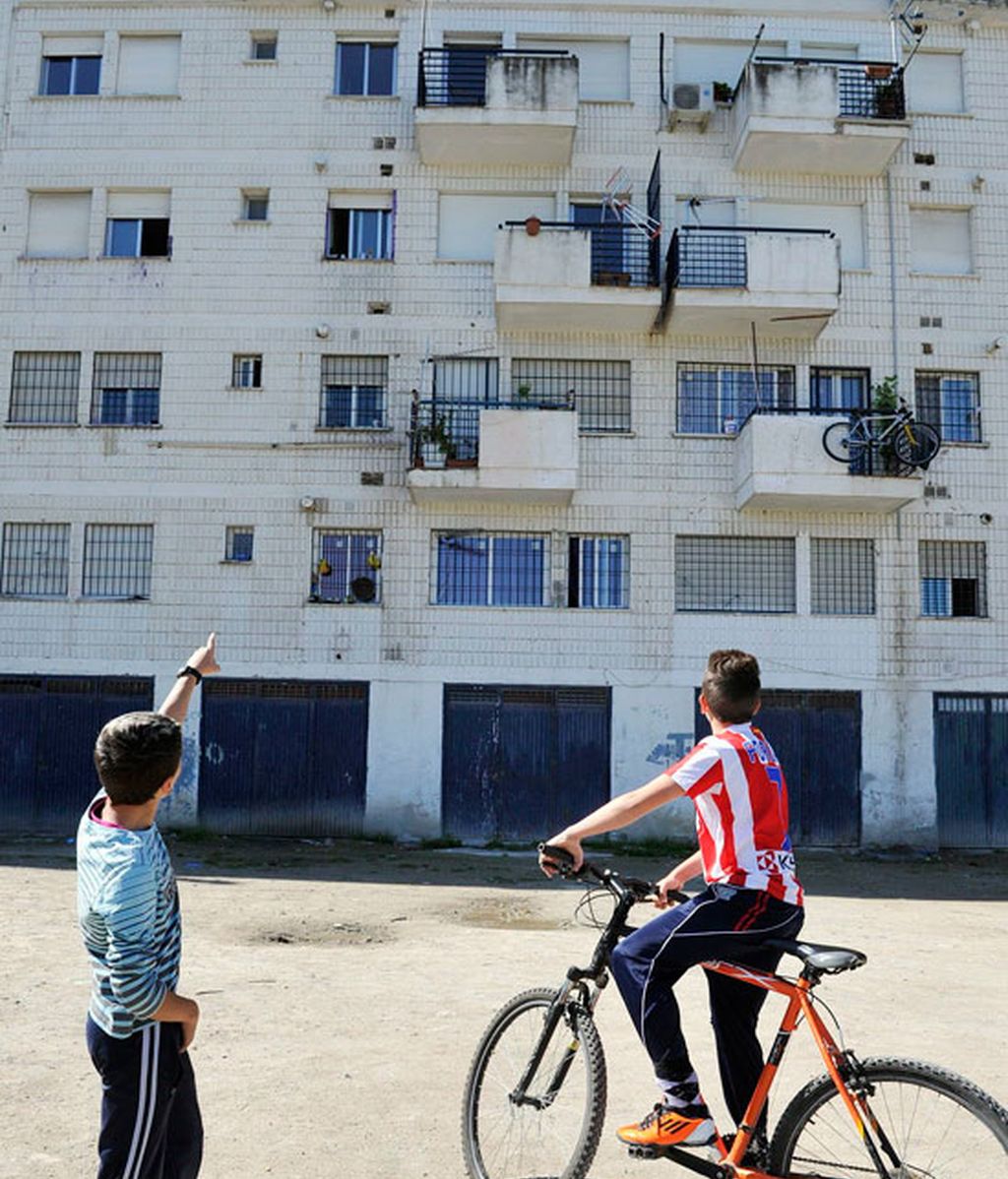El cuerpo sin vida de un niño de seis años fue hallado esta madrugada en la parte posterior del edificio donde vivía, en el barrio de Almanjáyar en Granada, suceso por lo que ha sido detenida una pareja del mismo bloque por su supuesta implicación en dicha muerte. Vídeo: Informativos Telecinco.