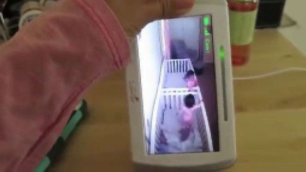 Dos bebés fingen estar dormidas cuando su madre les llama por el monitor