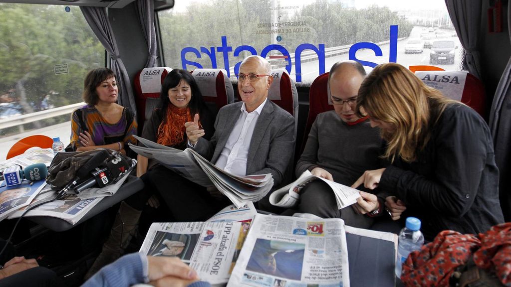 Charla en el autobús con la prensa