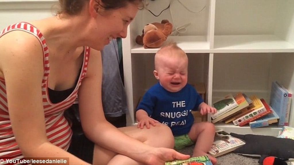 El bebé que no quiere que su madre le deje de leer sus cuentos preferidos