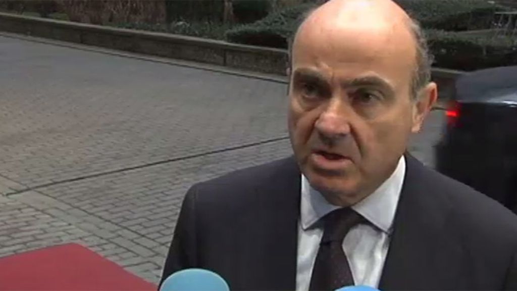 De Guindos:"La reestructuración de la deuda griega no está encima de la mesa"