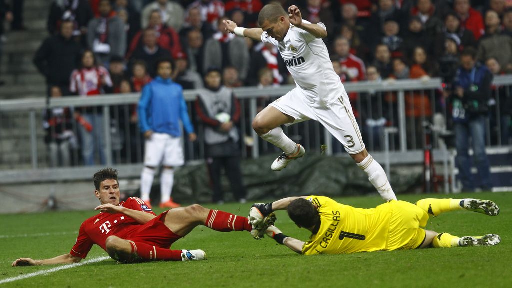 Iker Casillas trata de detener una jugada de Mario Gómez Iker Casillas trata de detener una jugada de Mario Gómez