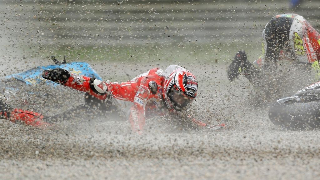 Nicky Hayden cae en el GP de Valencia.