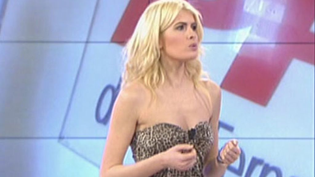 Adriana se sube el vestido