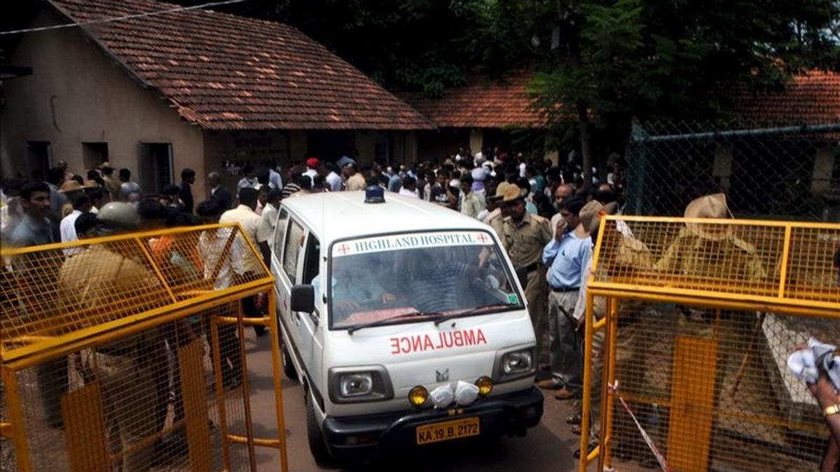 Fotografía de archivo fechada el 23 de mayo de 2010 de una ambulancia trasladando los restos de las víctimas de un accidente aéreo que se produjo el 22 de mayo de 2010 en Mangalore (India). EFE/Archivo