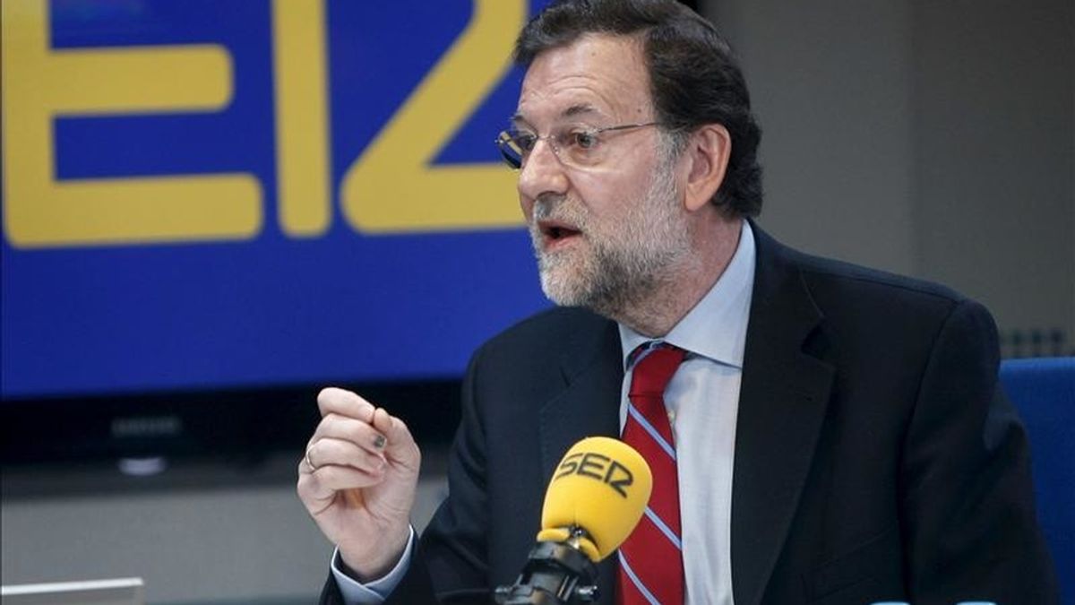 El presidente del PP, Mariano Rajoy, durante la entrevista en la Cadena Ser, en la que aseguró que "lo más sensato" es convocar elecciones cuanto antes para evitar la situación de "interinidad" que se abre en el Gobierno y la de "bicefalia" en el PSOE. EFE