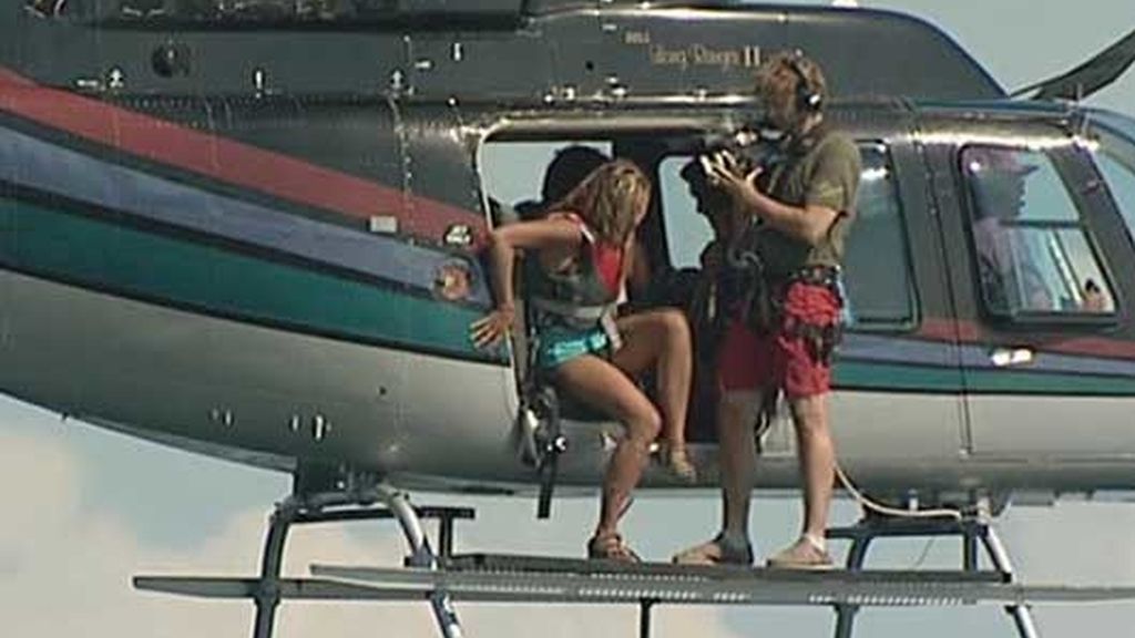 Los anónimos saltan del helicóptero