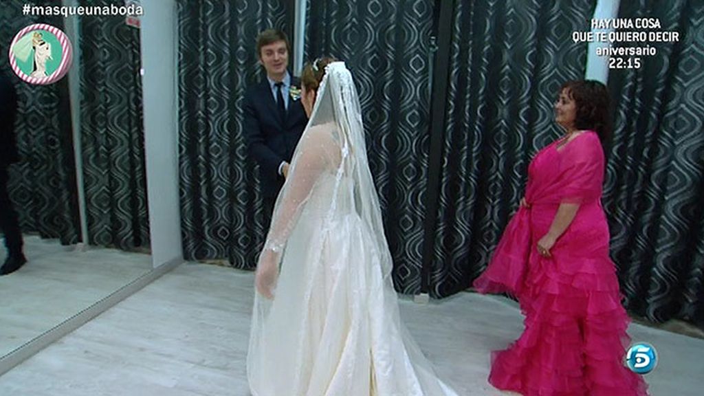 Antonio y María, junto a su wedding planner, buscan traje para su gran día