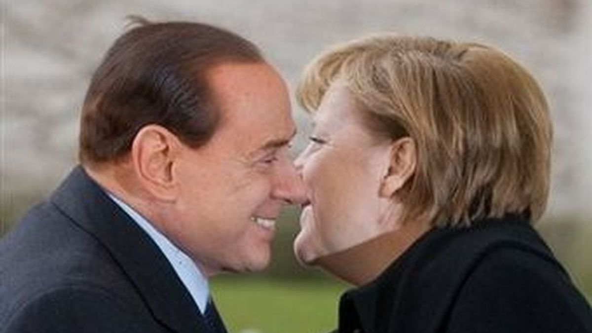 La canciller alemana Angela Merkel saluda con un beso al primer ministro italiano Silvio Berlusconi, el pasado mes de enero. Foto archivo AP