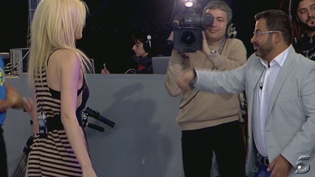 Adriana reparte besos