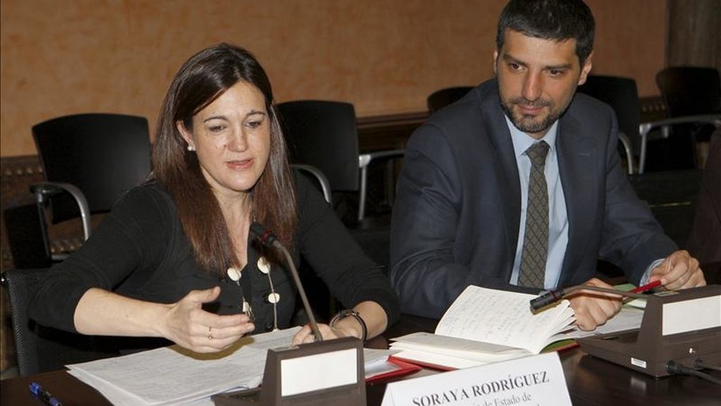La secretaria de Estado de Cooperación Internacional, Soraya Rodríguez, junto al director general de la Agencia Española de Cooperación Internacional para el Desarrollo (AECID), Francisco Moza Zapatero, durante la presentación hoy en Madrid del Informe 2011 de la Campaña de la Cumbre Mundial del Microcrédito. EFE
