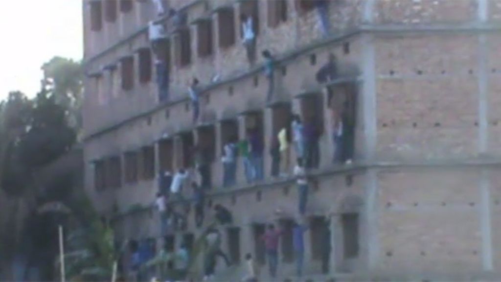 Arriesgada manera de pasar ‘chuletas’ en un examen en India