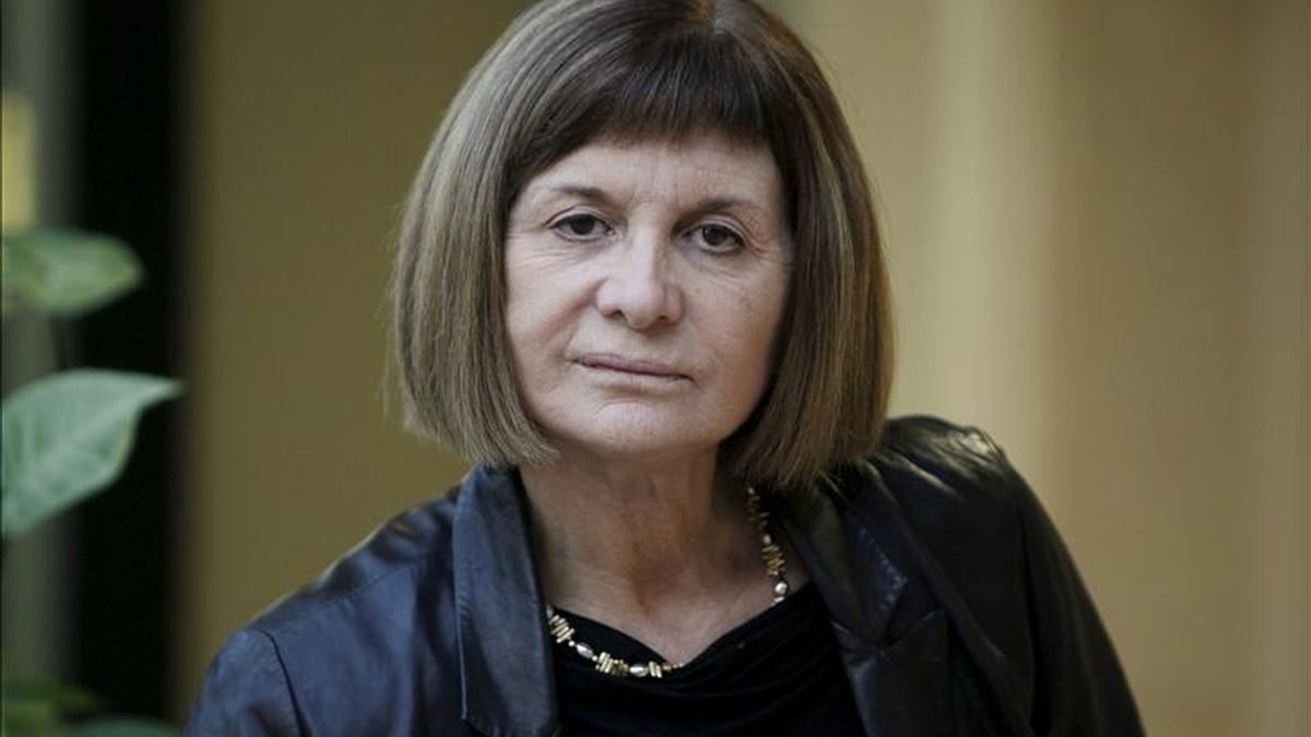 Autora de la serie protagonizada por Petra Delicado, Alicia Giménez Bartlett publica ahora "Donde nadie te encuentre", una novela merecedora del Premio Nadal y en la que recrea, según explica a Efe, la vida de "La Pastora", un personaje solitario, de sexualidad ambigua, que se unió al maquis y fue acusado de 29 asesinatos. EFE Autora de la serie protagonizada por Petra Delicado, Alicia Giménez Bartlett publica ahora "Donde nadie te encuentre", una novela merecedora del Premio Nadal y en la que recrea, según explica a Efe, la vida de "La Pastora", un personaje solitario, de sexualidad ambigua, que se unió al maquis y fue acusado de 29 asesinatos. EFE