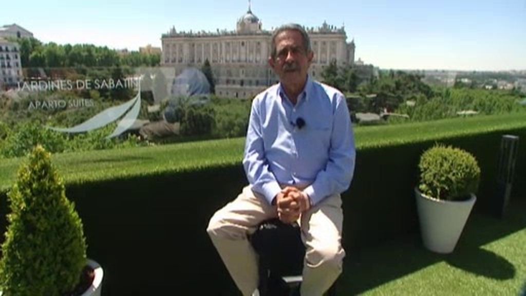 Miguel Ángel Revilla visita el Palacio Real junto a un grupo de niños