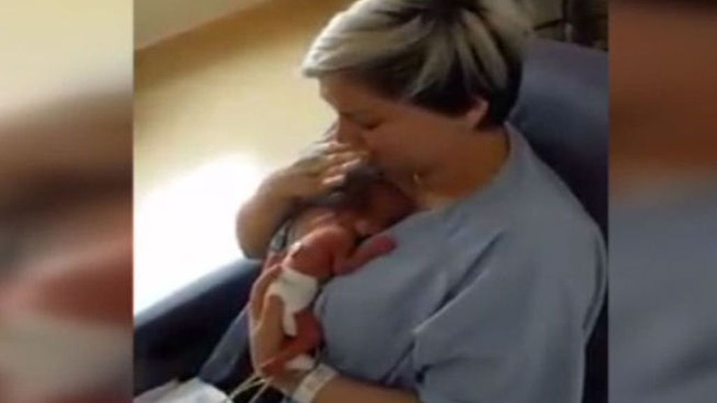 La indescriptible sensación de coger a tu bebé prematuro por primera vez