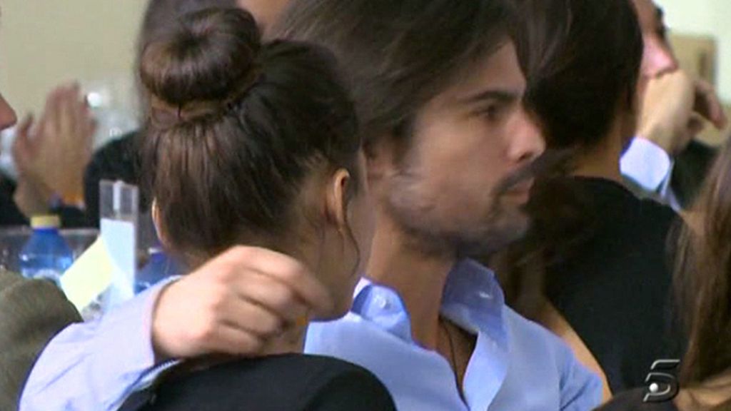 Confirmaron el noviazgo con un beso en públio