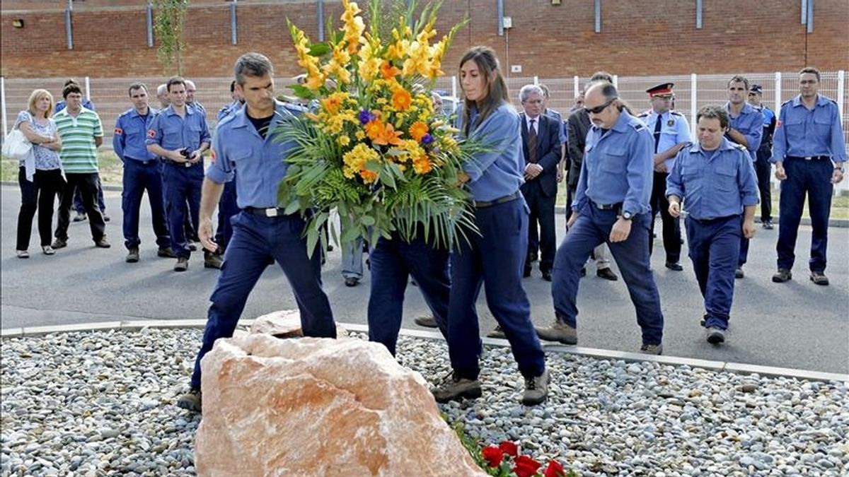 Ofrenda floral en la Región de Emergencias de Lleida en recuerdo de los 5 bomberos que fallecieron en 2009 en el incendio de Horta de Sant Joan (Tarragona). EFE/Archivo