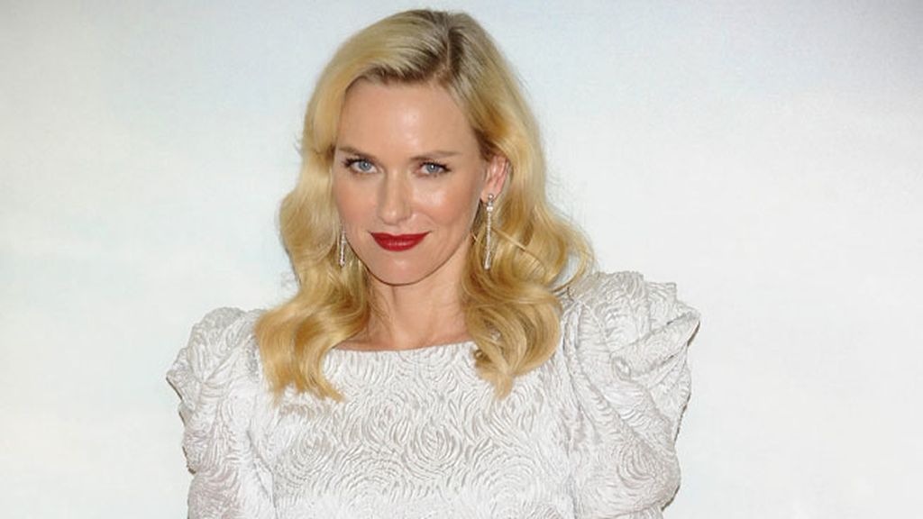 Naomi Watts, ondas al agua en versión rubia