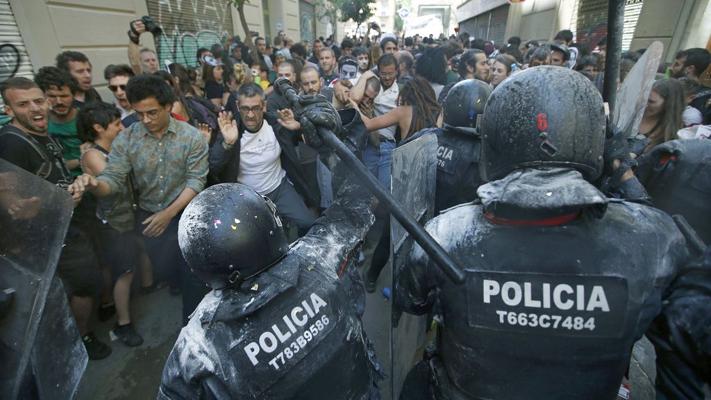 Los Mossos vuelven a cargar contra los manifestantes del 'banco expropiado'