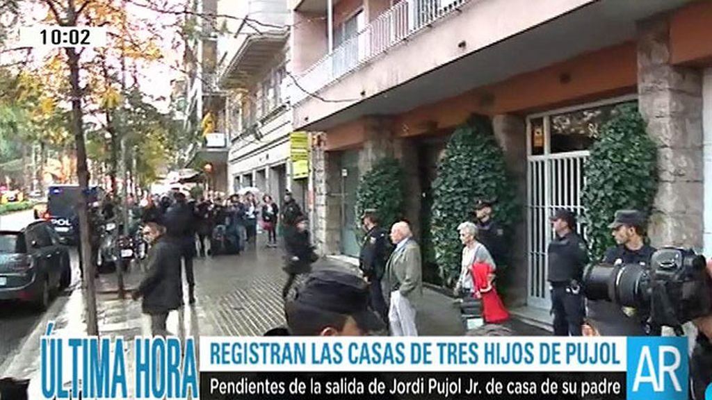 Jordi Pujol y Marta Ferrusola abandononan su casa tras la entrada de la policía