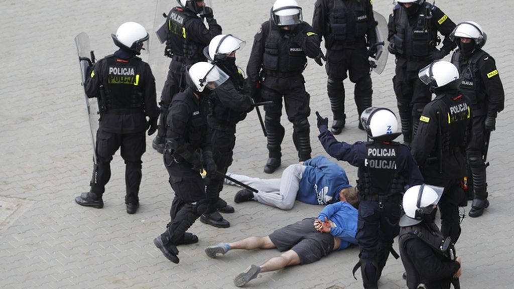 Peleas, destrozos, insultos racistas y detenciones