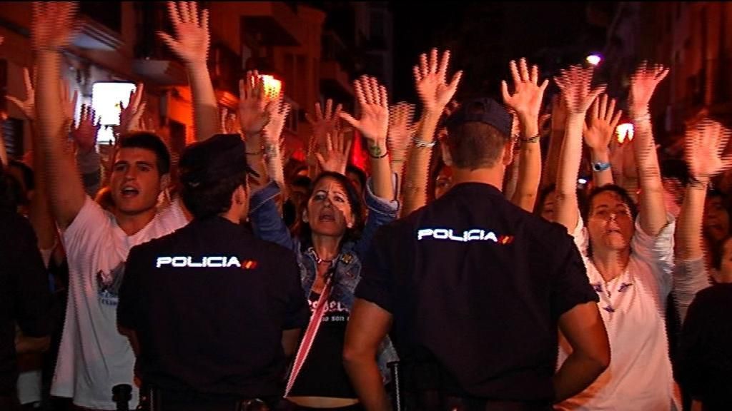 La policía evita nuevas peleas entre antitaurinos y seguidores de la becerrada en Algemesí