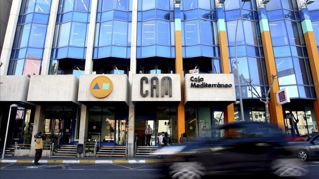 Vista de la sede central de la CAM en Alicante donde esta tarde se ha celebrado una reunión del Consejo de Administración para estudiar si la entidad continúa "sola", tras la salida de sus socios de Asturias, Extremadura y Cantabria del Banco Base, o si se integra en otro grupo. EFE