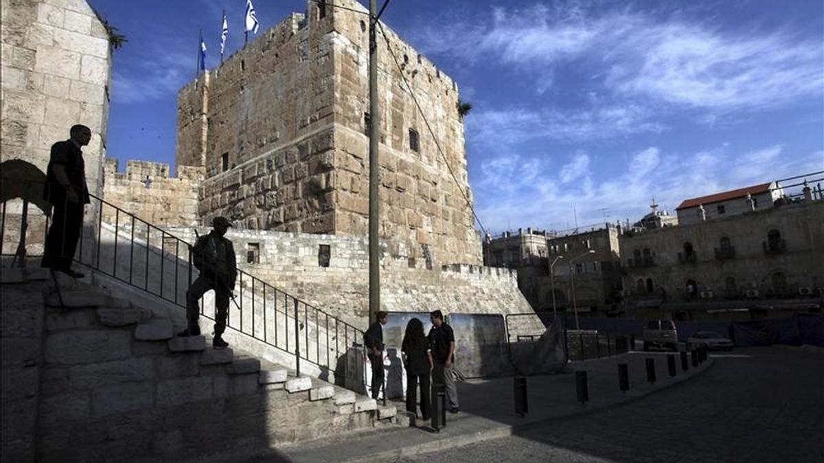 Fuerzas de Seguridad israelíes vigilan el exterior del Museo de la Torre de David, en la ciudadela antigua de Jerusalén. EFE/Archivo
