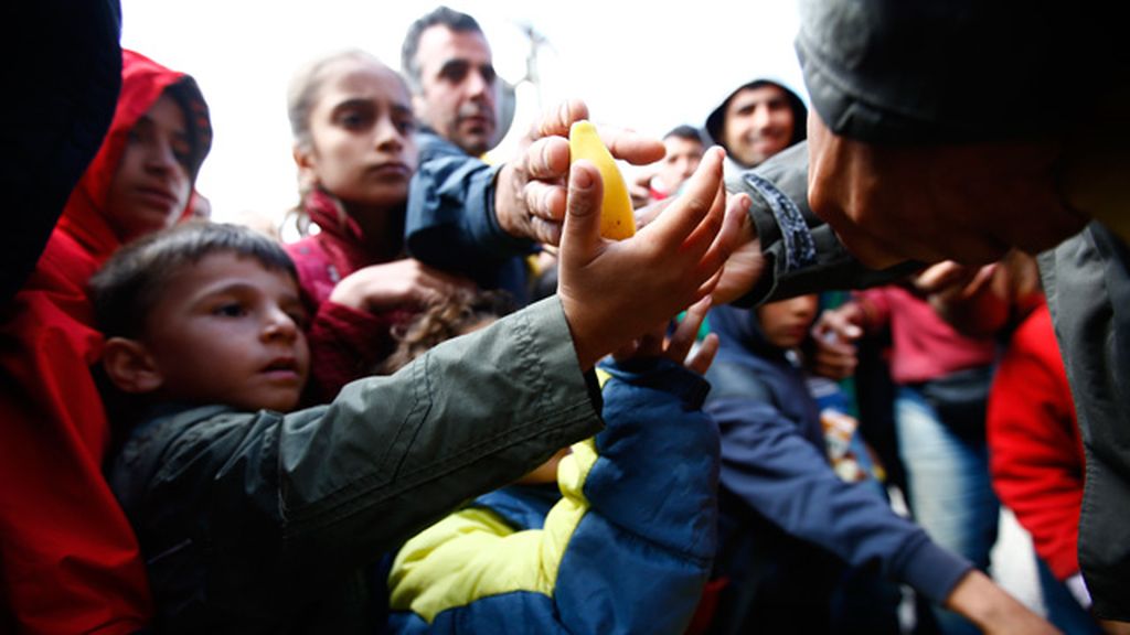 Voluntarios austriacos cruzan la frontera para sacar en sus coches a los refugiados