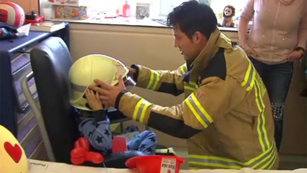 Los bomberos de Vizcaya arrancan sonrisas a los niños hospitalizados