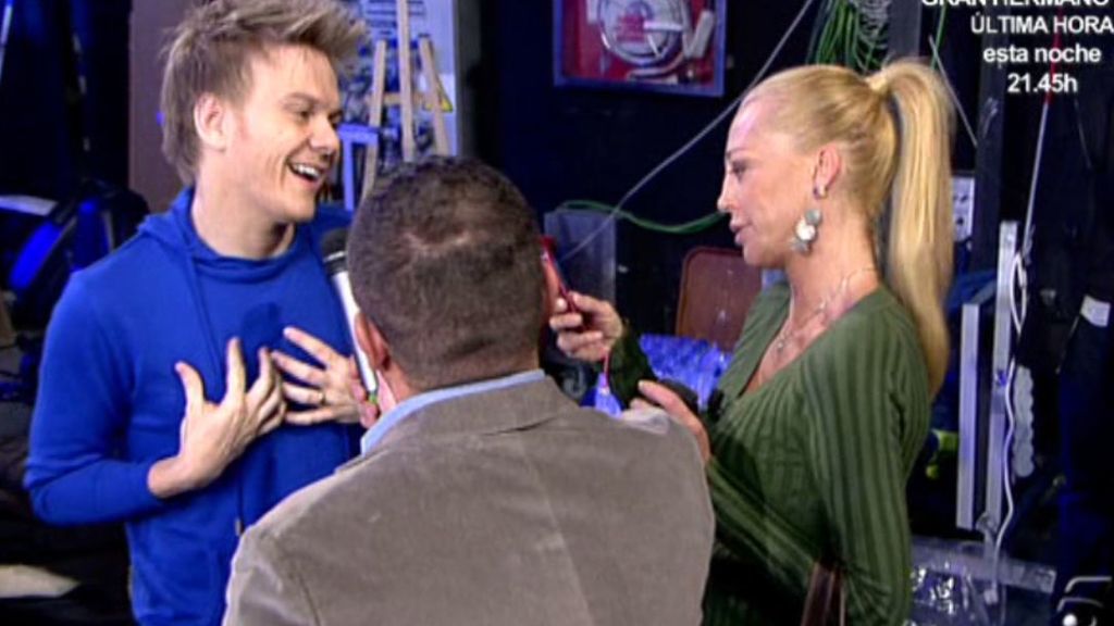 Belén Esteban, fan incondicional del cantante, sale a cantar con él