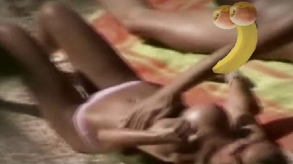 Yago y su novia, desnudos en la playa