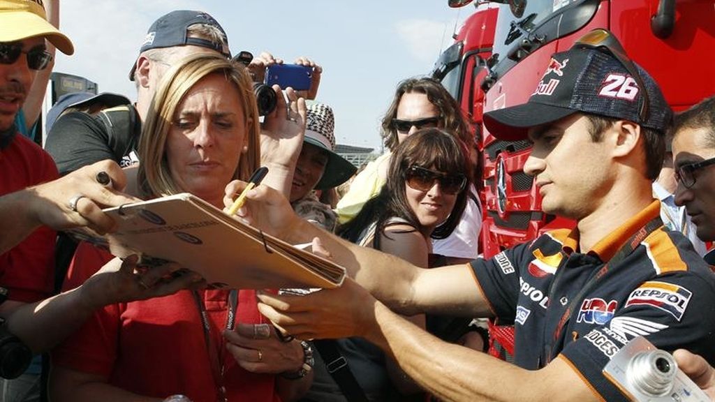 Dani Pedrosa firma autógrafos a los aficionados en Montmeló