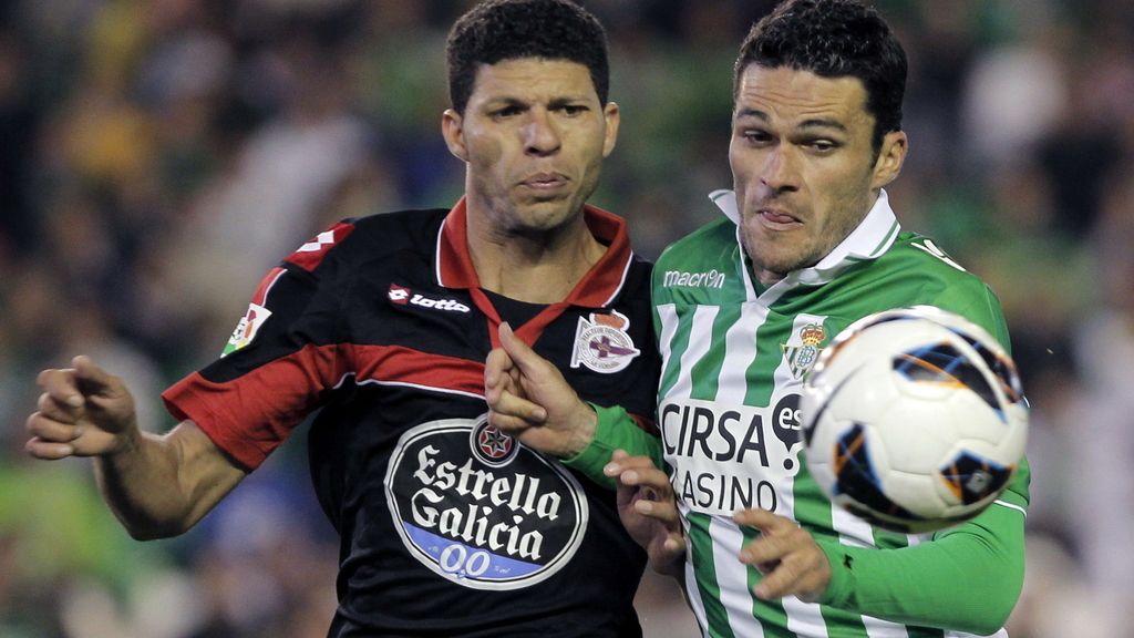 El delantero del Real Betis, Jorge Molina (d), lucha el balón con el brasileño Claudiano Bezerra Da Sila "Kaka", defensa del Deportivo de La Coruña